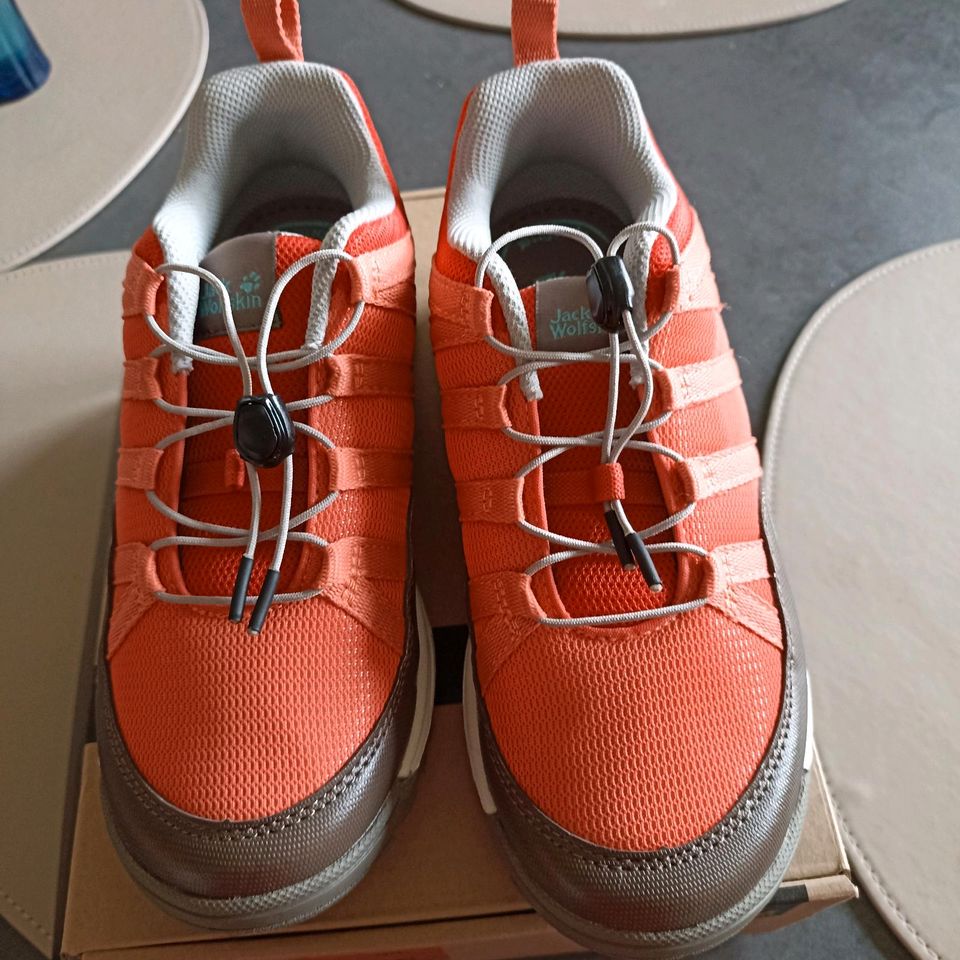 Neu Sport Schuhe Jack Wolfskin Thunderbolt Gr.35 in Glückstadt