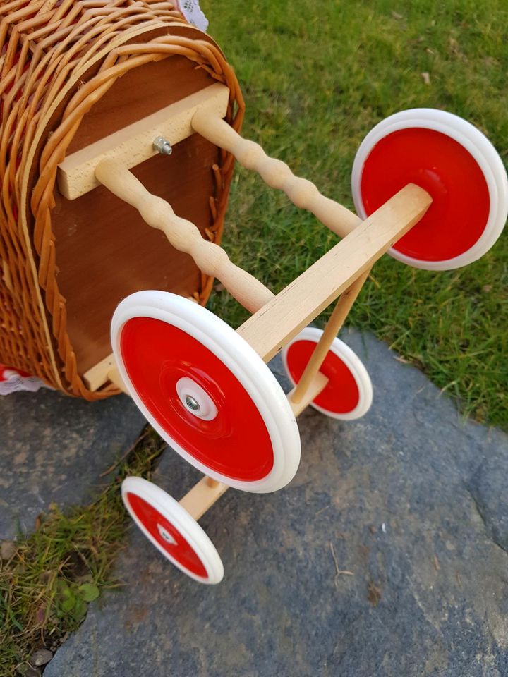 Puppen-Kinderwagen aus geflochtenem Korb und Klappwagen in Glauchau