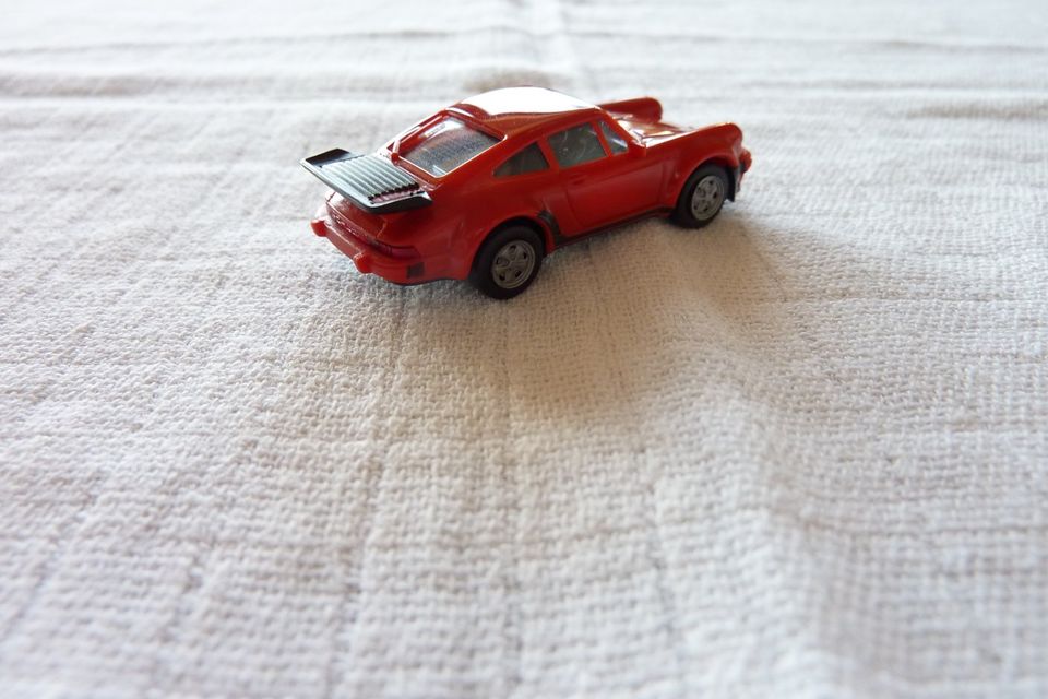 Porsche 911 Turbo, rot,  Herpa 1:87 in Plochingen