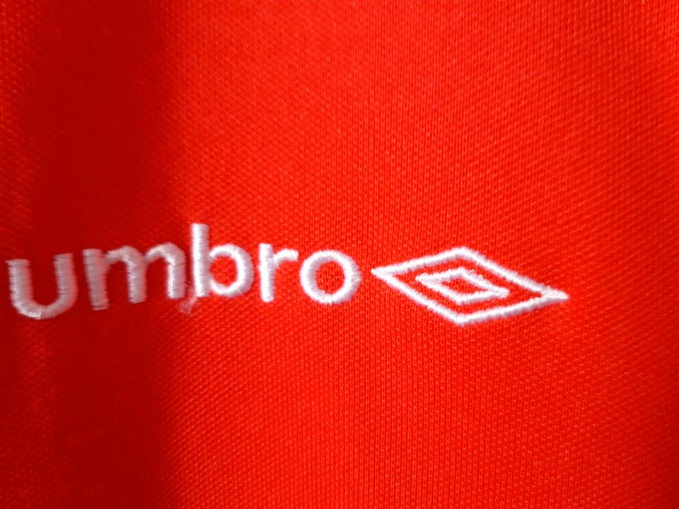 Umbro Sportjacke, rot mit weiß/dunkelblauen Streifen, mit Taschen in Berlin