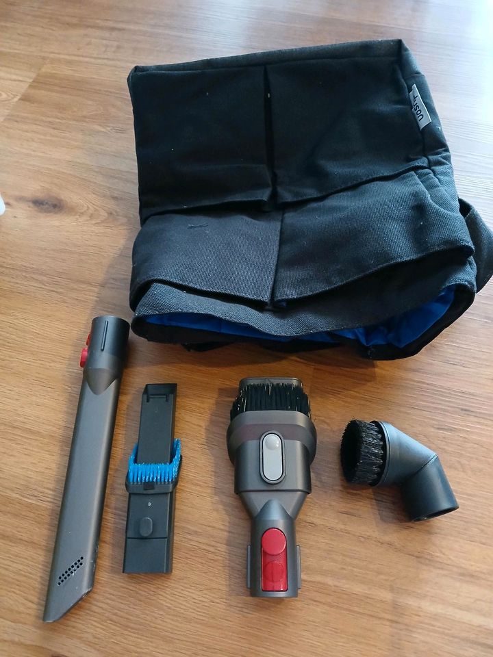 Dyson Staubsauger Tasche mit Zubehör Neu in Oberteuringen