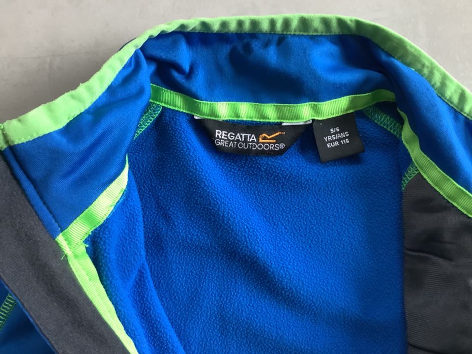 Leuchtend blaue Jacke von Regatta Gr. 116 in Waltrop