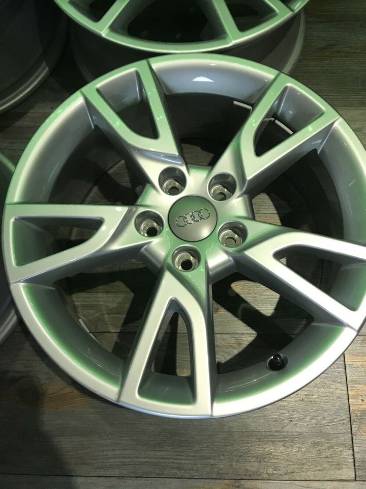 Originale Audi Alufelgen Silber 6,5x17“ ET33 5x112 8U0 071 497 in Minden