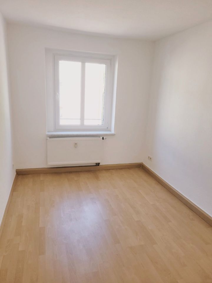 NEU! Sanierte Großzügige und helle 66,34 qm 3-Zimmer Wohnung mit Balkon, Küche mit Fenster, Badezimmer mit Wanne und Fenster, Garten Mitbenutzung, 200m zum Supermarkt, nur 1 Km zum Geiseltalsee! in Braunsbedra