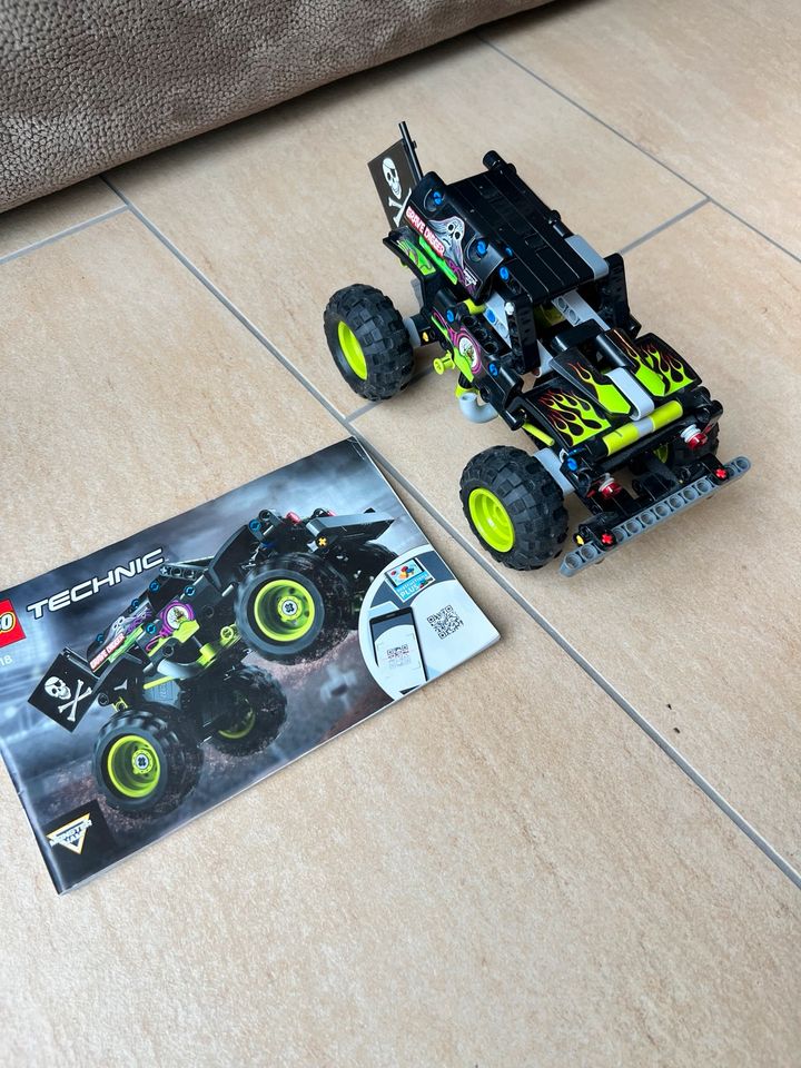 Lego Technic Monster Jam Grave Digger Truck in München