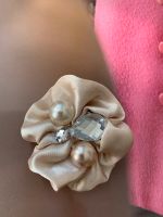 Brosche und Haarspange aus Satin mit Perlen beige creme München - Schwabing-West Vorschau