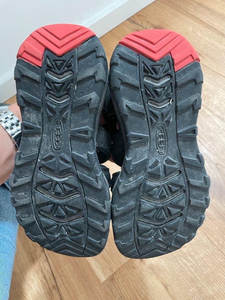 Keen Outdoorsandalen Newport 30 super Zustand schwarz Junge in Rülzheim