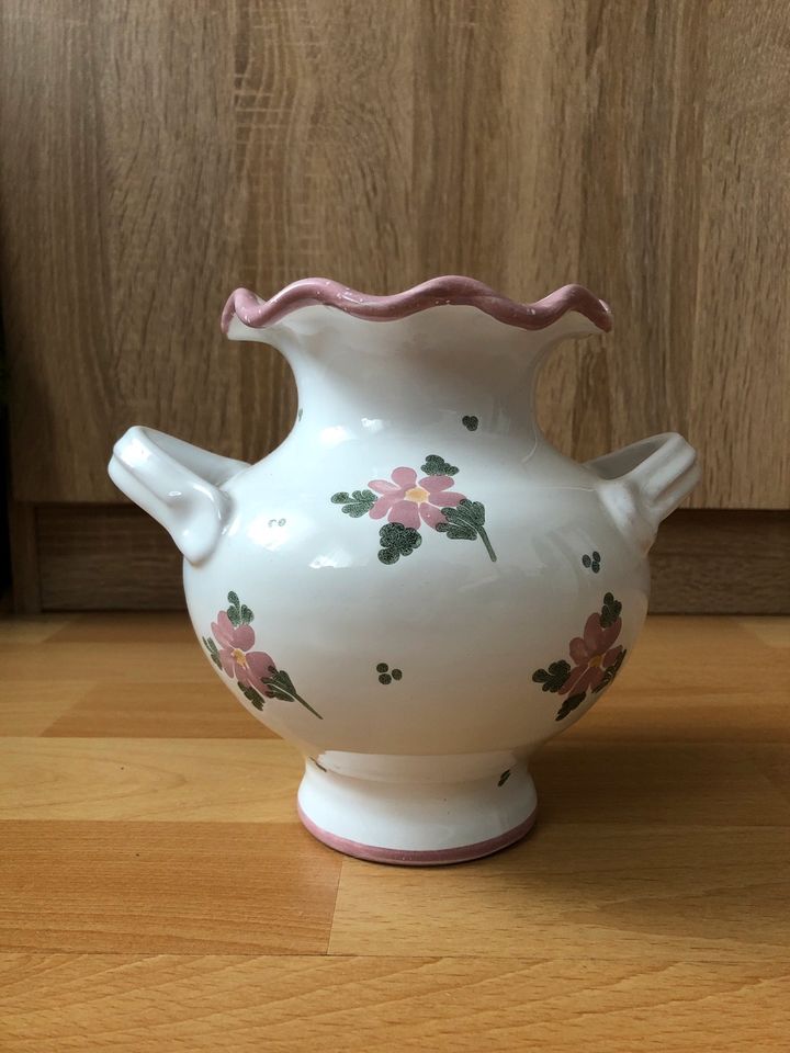 Weiße Vintage Keramik Vase mit Blüten in Altrosa in Oppenweiler