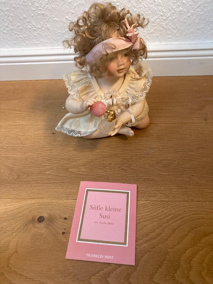 Süße kleine Susi Franklin Mint Heirloom Porzellanpuppe in Köln