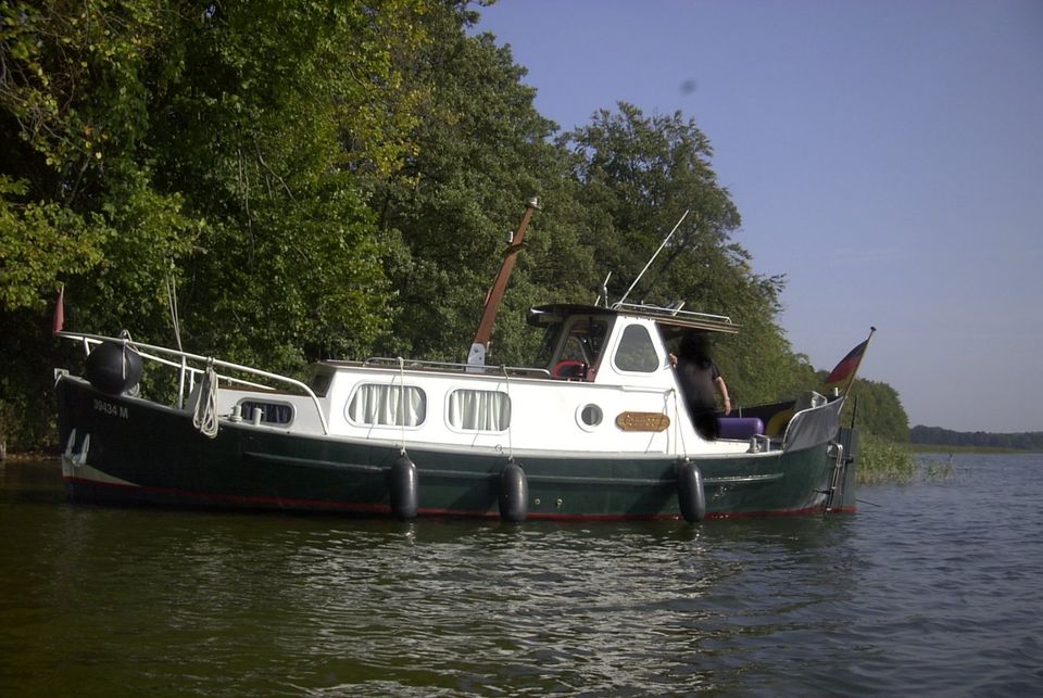 Stahlverdränger  Kajütboot  Oldtimer in Potsdam
