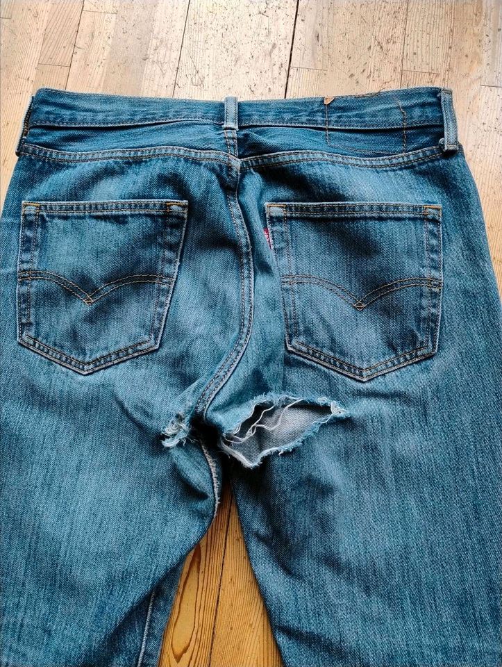 Jeans Levis 501 W32 L32, getragen in München