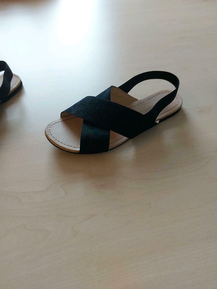 Sandalen Größe 35 H&M schwarz in Wendehausen