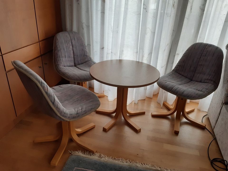 Runder Tisch mit drei Stühlen in Breisach am Rhein  