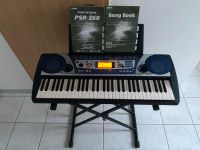 Yamaha Keyboard PSR-260 mit Ständer,  Liederbuch & Netzteil Schleswig-Holstein - Henstedt-Ulzburg Vorschau