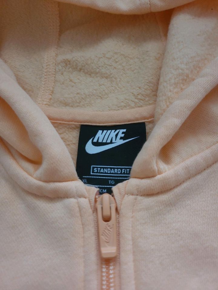 "Nike"Mädchen Jacke,hellorange, Gr.XL(158-170),Neuwertig!!! in Staßfurt