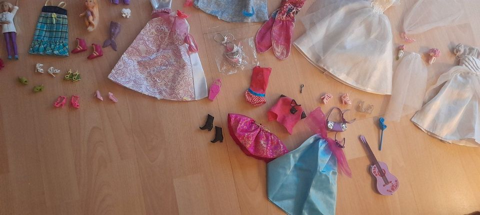 Barbie Kleidung wunderschöne Klamotten und Zubehör in Offenbach