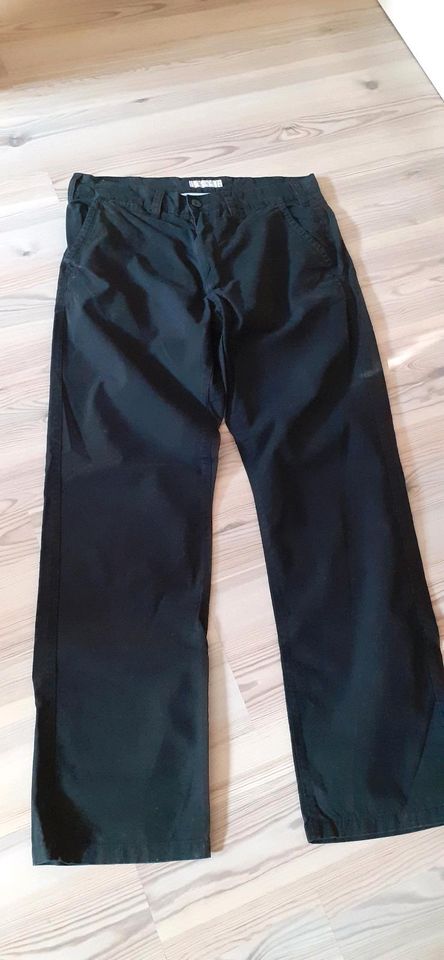 Set - schwarze Hose Gr. W34  L32 und lila Hemd Gr. 42 ( L ) in Groitzsch