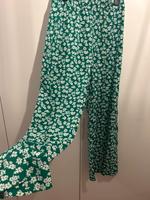 Grüne Hose mit weißen Blumen in gr. S Nordrhein-Westfalen - Werne Vorschau