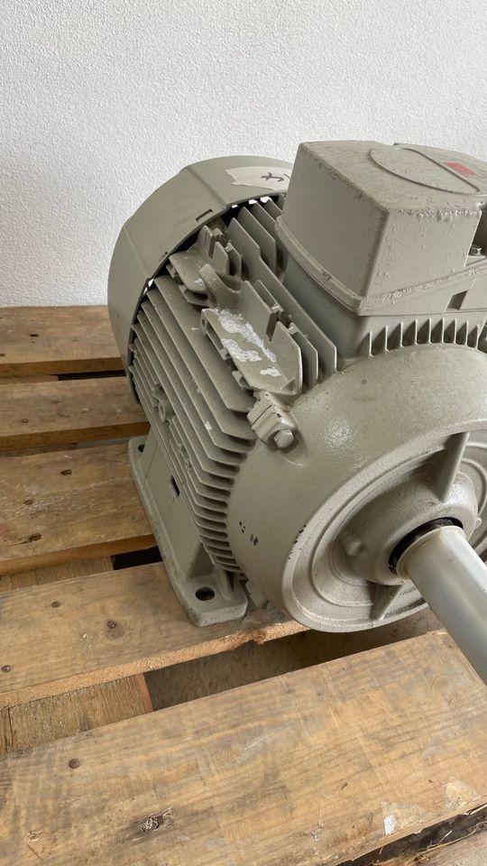 Elektromotor Motor Kurzschlussläufer E-Motor 7,5 KW 1000 1/min in Unterschneidheim