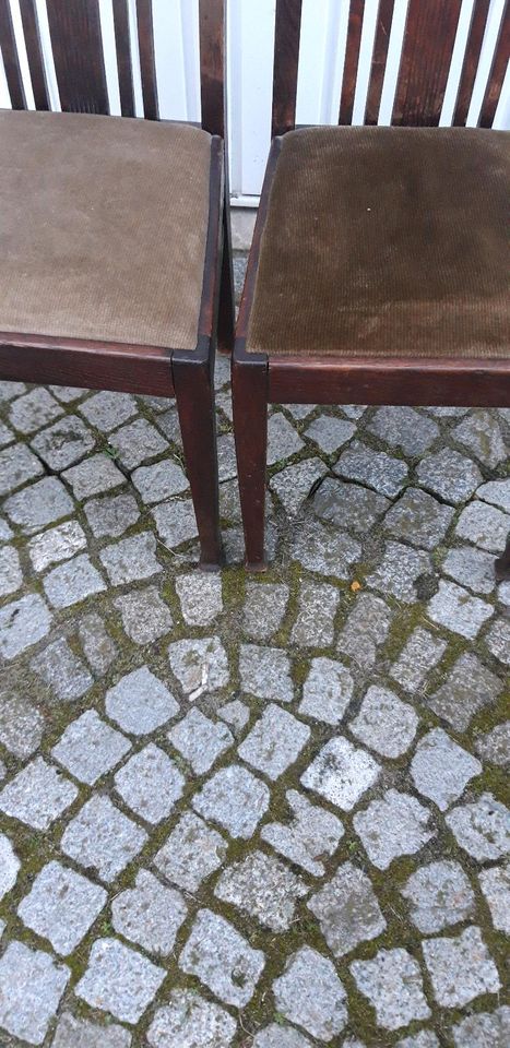 2 alte Stühle in Nauen