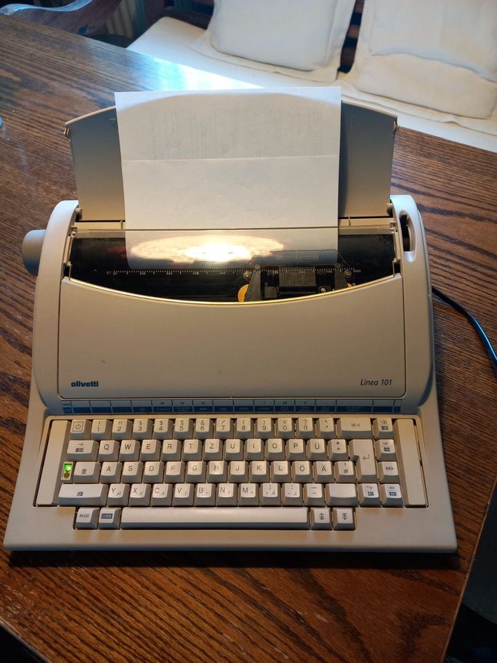 Elektrische Schreibmaschine von Olivetti Linea 101 in München