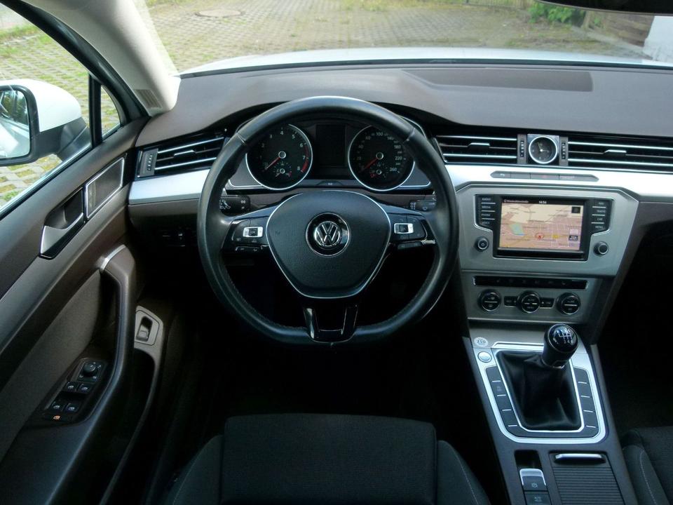 Volkswagen Passat Variant TSI 1.Hand LED TÜV 2027 +GARANTIE in Taucha