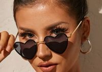 Herzförmige Sonnenbrille Herzbrille schwarz gold Neu Nordrhein-Westfalen - Horn-Bad Meinberg Vorschau