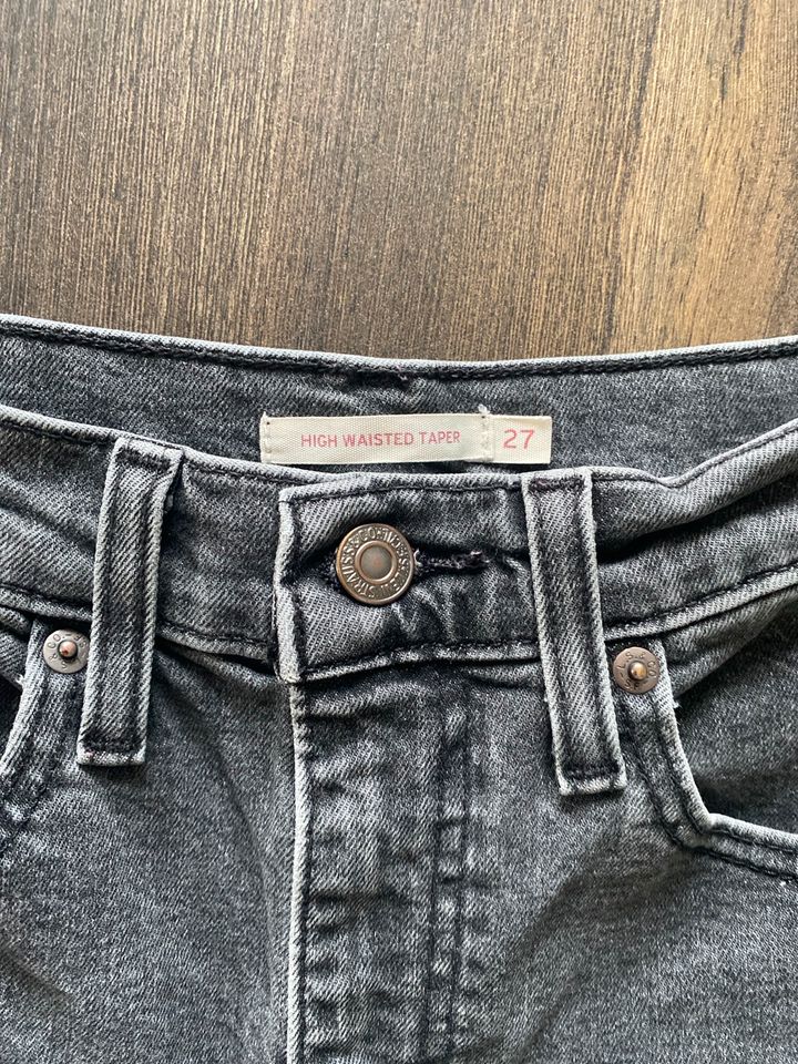 Jeans Levi’s High Waisted Taper Gr. 27 in Eppelborn