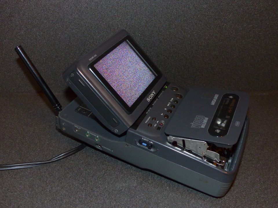 Sony GV-300E Video 8 Walkman Recorder mit Netzteil in Wendlingen am Neckar