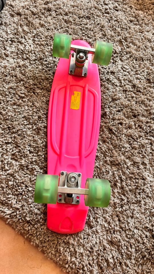 Kinder Skateboard mit LED Rollen in Neulußheim