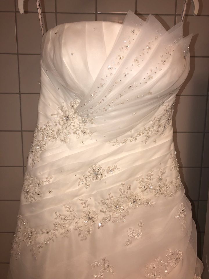 Hochzeitskleid Brautkleid mit Handschuhe und Diadem in Oberhausen