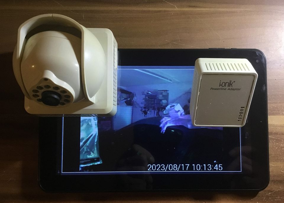 Android Pad mit Überwachungskamera im Set in Malente