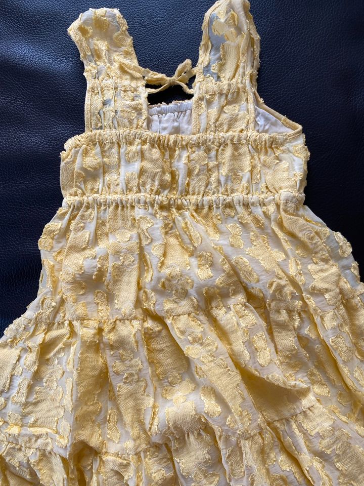 Kleid von Zara , Größe 122 in gelb in Straßberg