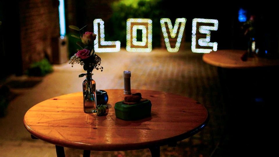 Braune LOVE Buchstaben aus kleinen Europaletten, Hochzeit, Deko in Aachen