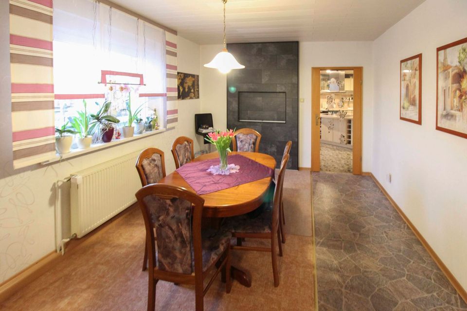 Willkommen: Gepflegtes Einfamilienhaus mit Garten, Pool und 2 Garagen in Ruhelage in Schkopau