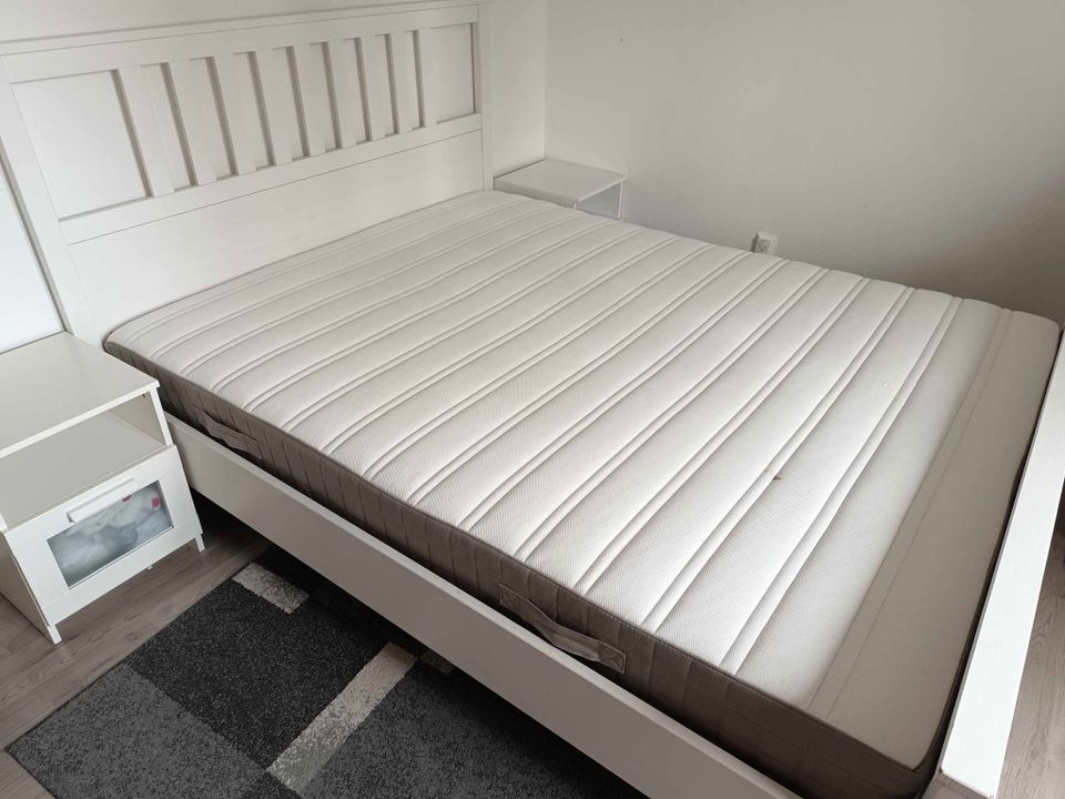 Ikea Hemness Bett 160x220 cm + Rahmen + Matratze + 2 Nachtische in Dortmund