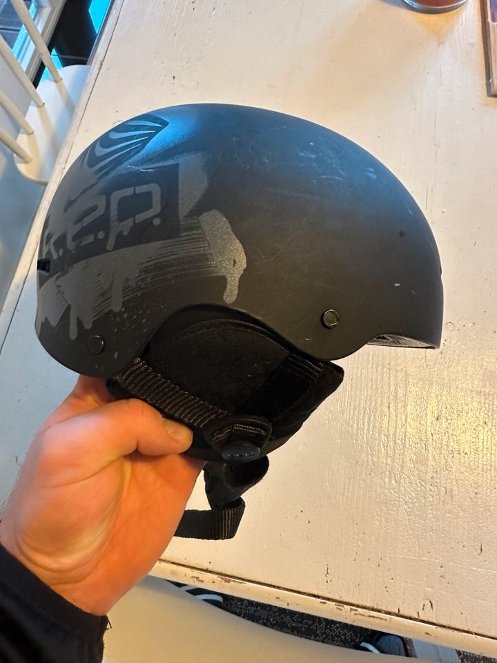 Ski / Snowboard Helm - RED in Leipzig