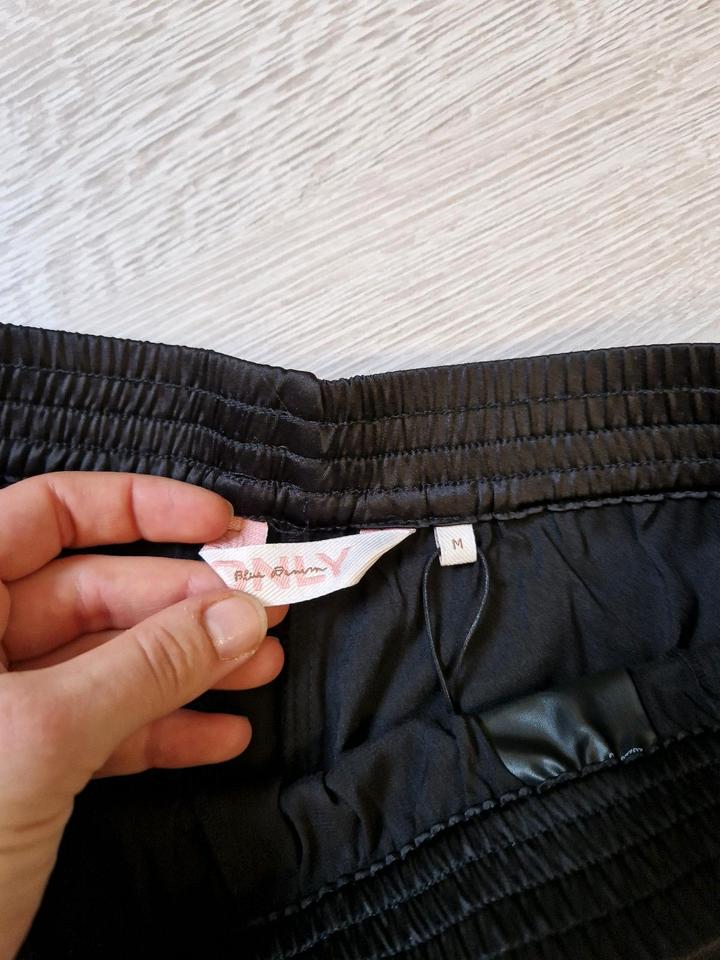 Only Stoffhose Hose schwarz Glanzoptik Gr. M Neu mit Etikett in Schweinfurt