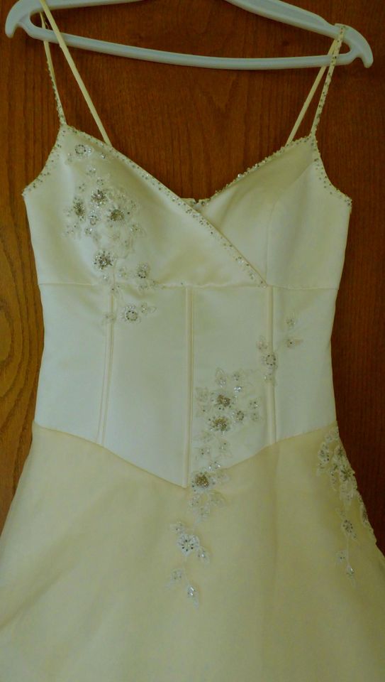 Brautkleid mit Schleppe crem-beige Gr. 36/38 - NEU ohne Etikett in Mönchengladbach