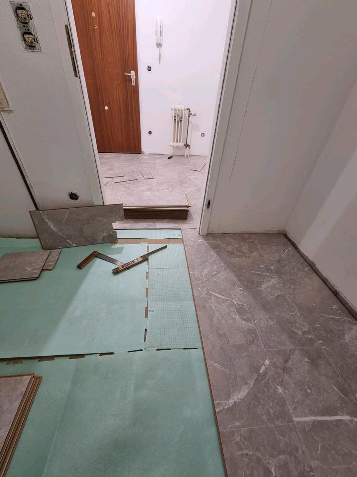 Handwerker Monteur Küchenmontagen Fußbodenbeläge Sanierung in Berlin