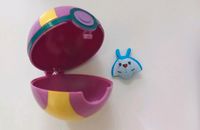 Pokéball mit Figur Mantirps Pokemon (Rochen) gelb pink rosa lila Niedersachsen - Wölpinghausen Vorschau