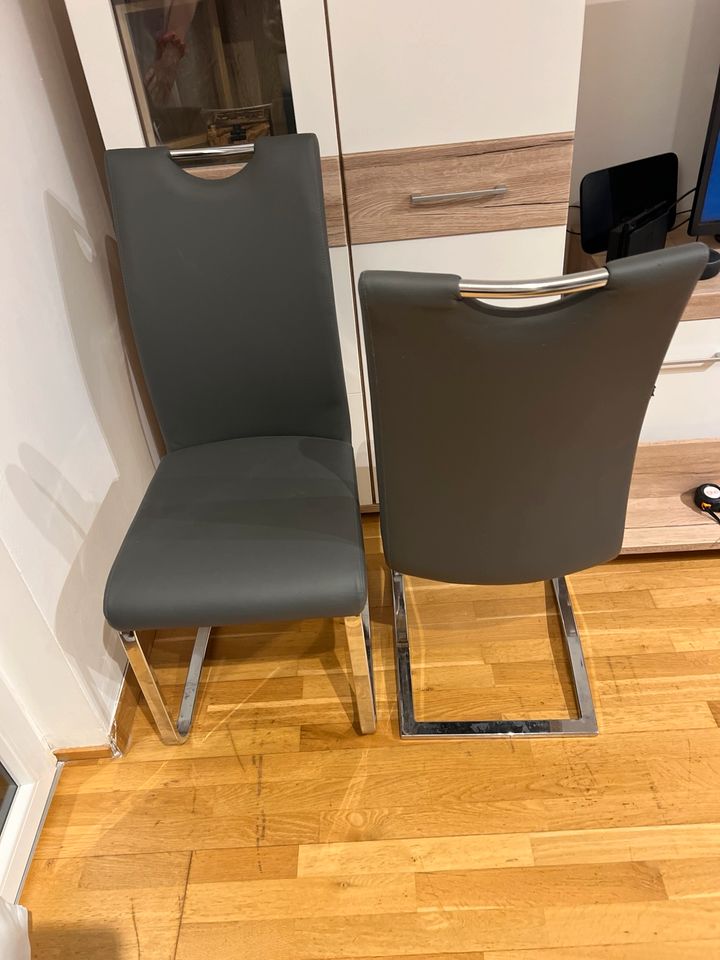 2 Graue Stühle zusammen 30€, einzeln 15€ in Jena