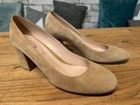 Damen Schuhe Pumps von Tod‘s Wildleder hell braun Gr. 41 Düsseldorf - Unterrath Vorschau