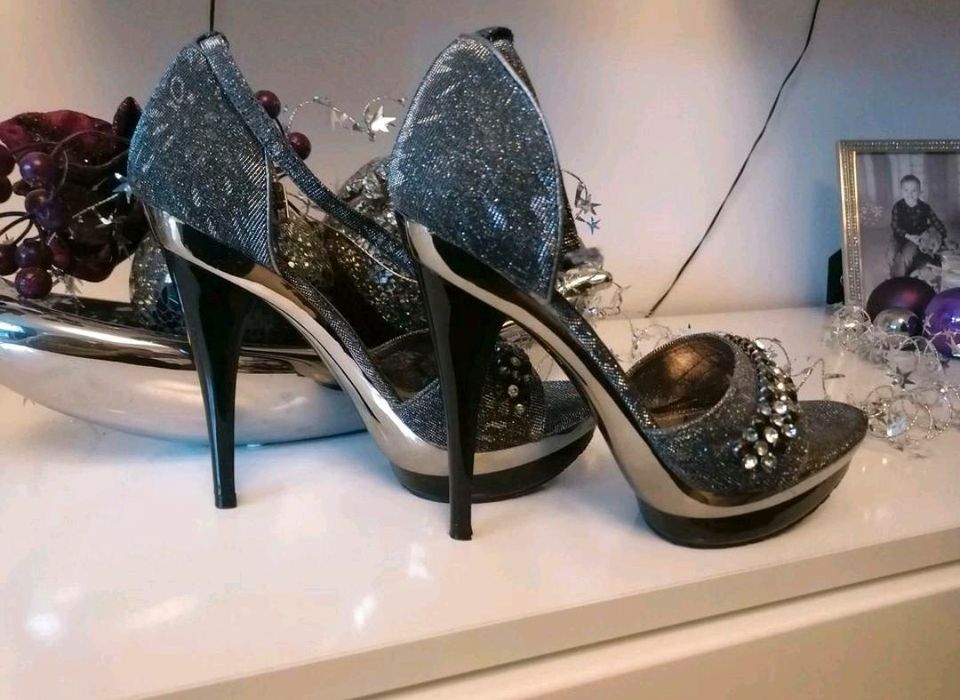 High Heels Gr 39 Schuhe in silber schwarz glitzernd NEU in Gifhorn