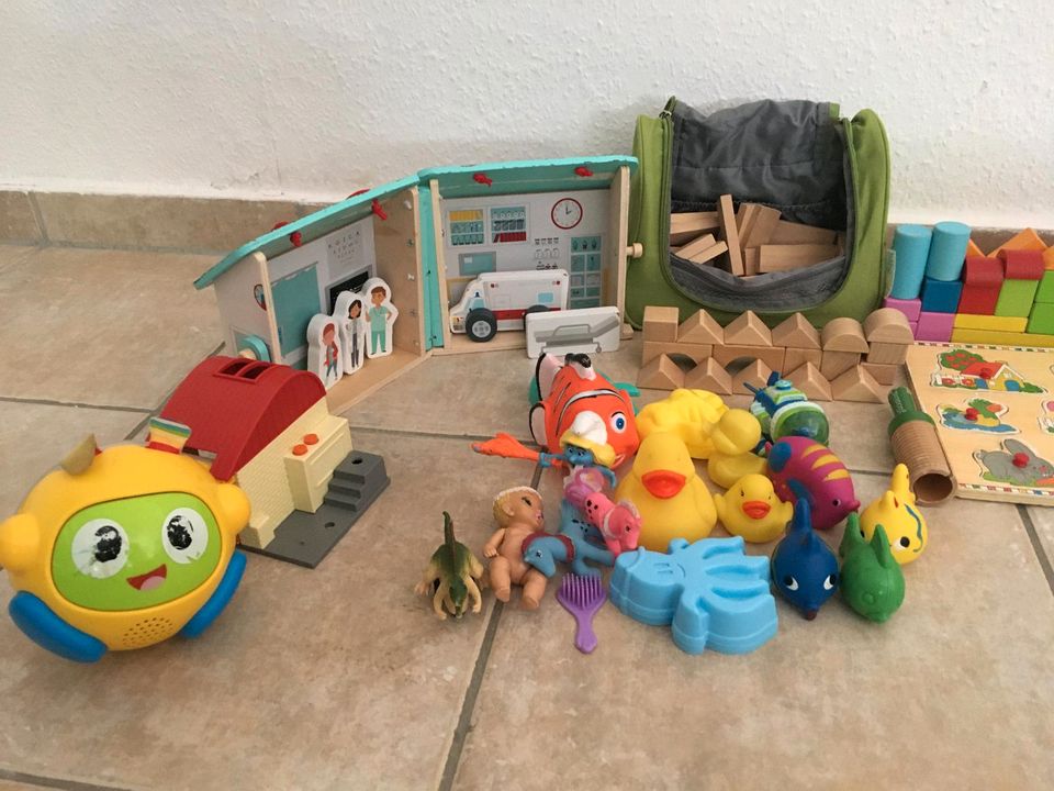 Tüte voller Spielzeug in Wermelskirchen