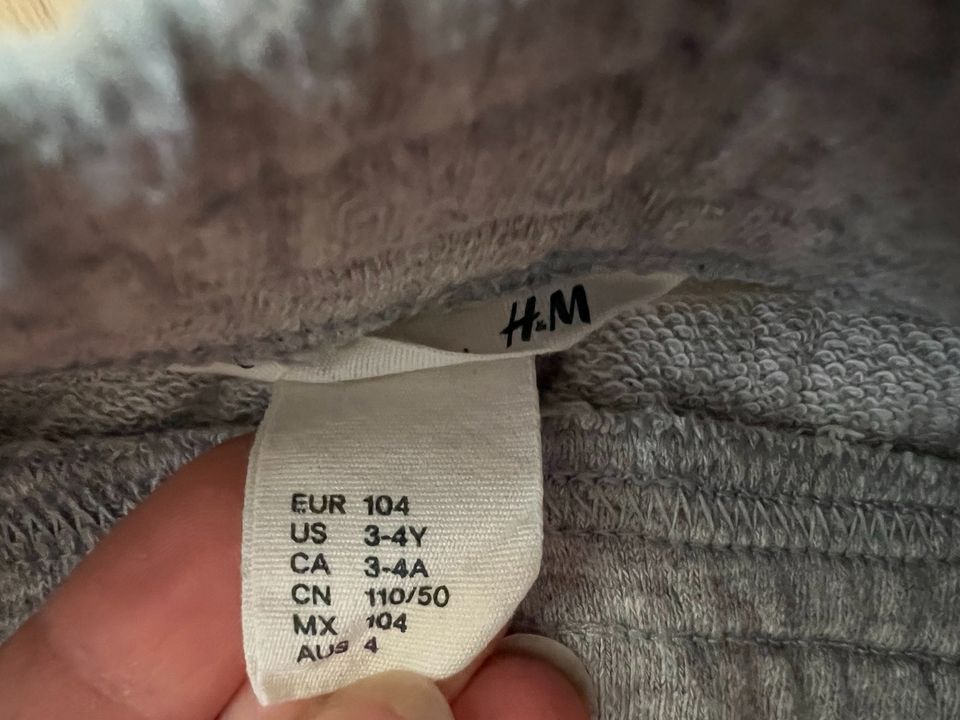 Kurze Sporthose, H&M, Größe 104 in Emmendingen