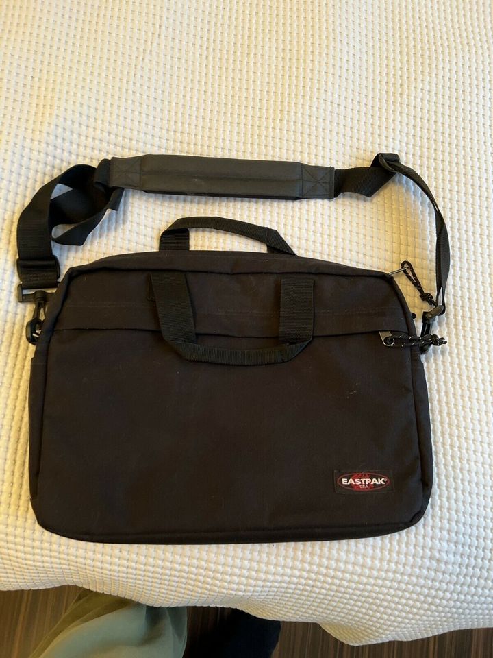 Eastpak Umhängetasche in Schwarz Laptoptasche in Essen