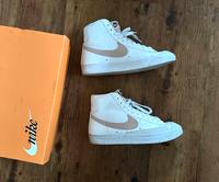 Nike Blazer wie neu weiß rosé 40 Sneaker high top mid 77 Hessen - Neu-Anspach Vorschau
