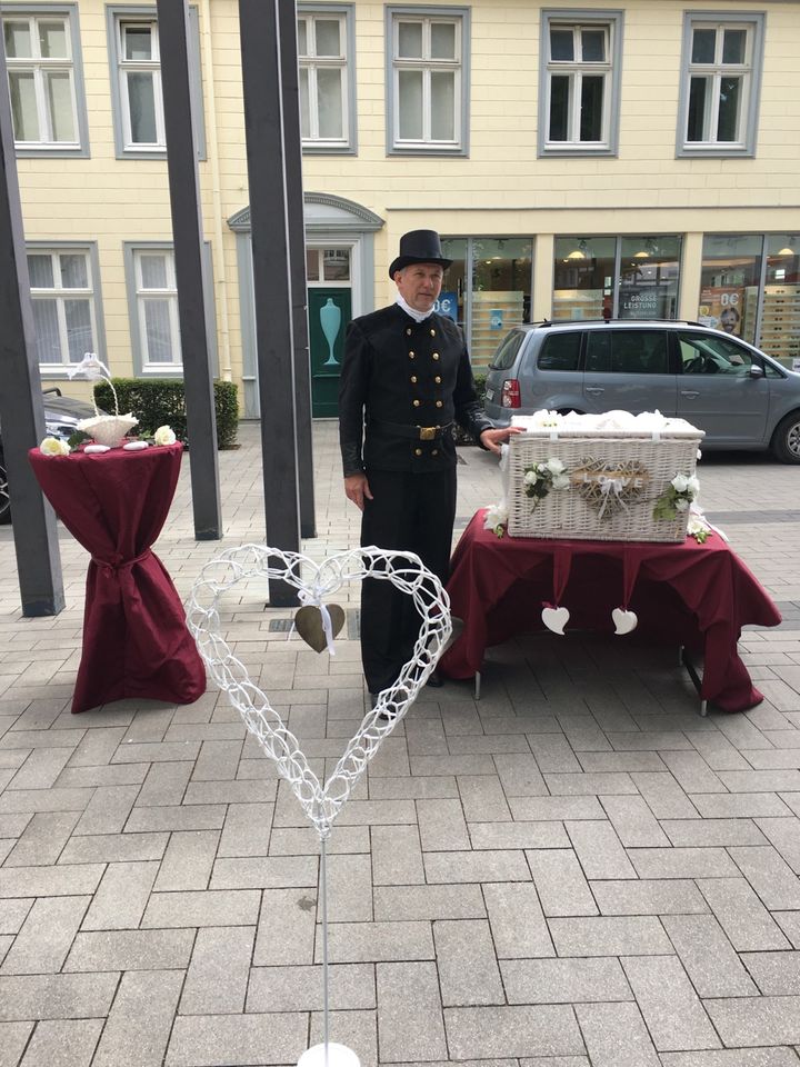 Weiße Hochzeitstauben inclusive Schornsteinfeger in Lippstadt
