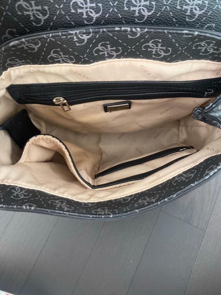 Guess Rucksack Schwarz Silber-Gebraucht,aber gut erhalten in Berlin